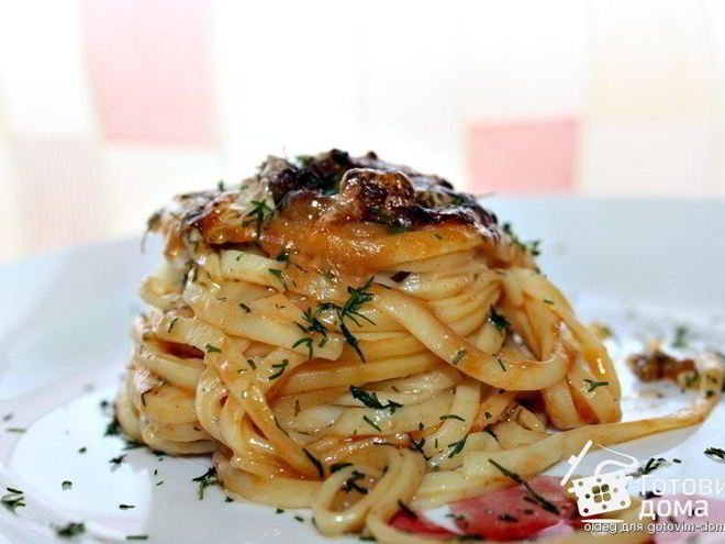 Рецепт запеченных под сыром гнезда-спагетти с фаршем и грибами