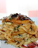 Запеченные под сыром гнезда-спагетти с фаршем и грибами