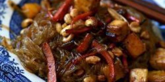 Жаренная лапша с тофу и овощами