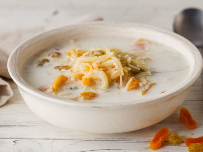 Рецепт молочной лапши с изюмом и курагой