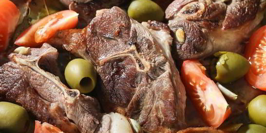 Баранина тушеная с помидорами и зеленью