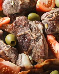 Баранина тушеная с помидорами и зеленью