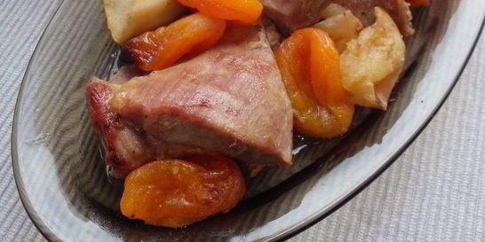 Индейка с курагой и яблоками