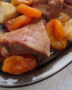 Индейка с курагой и яблоками