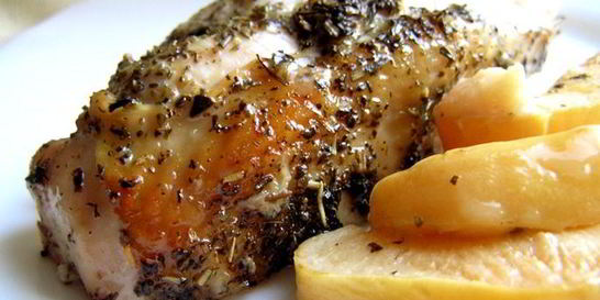 Куриная грудка с айвой и прованскими травами