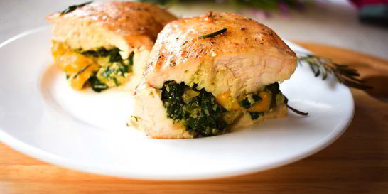 Куриная грудка со шпинатом и сыром чеддер