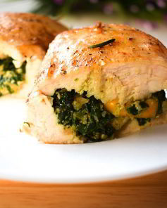 Куриная грудка со шпинатом и сыром чеддер