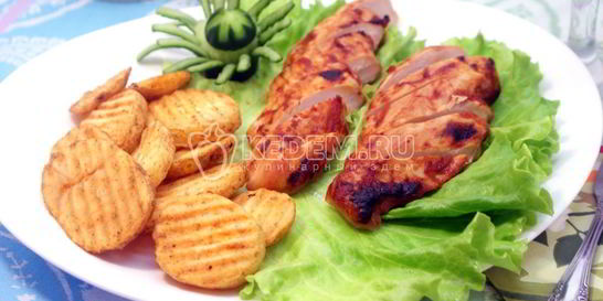 Куриное филе с картофельными ломтиками