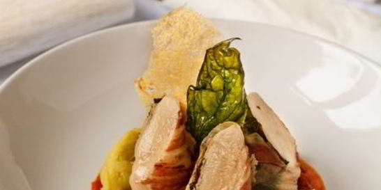 Куриное филе в беконе с соусом из вяленых томатов