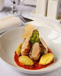 Куриное филе в беконе с соусом из вяленых томатов