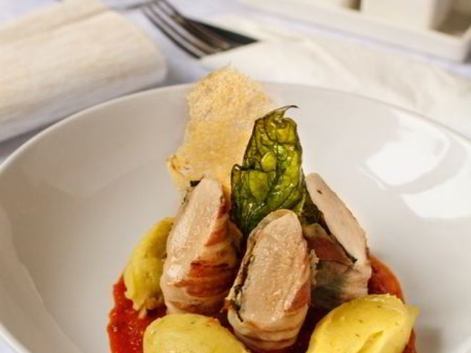 Рецепт куриного филе в беконе с соусом из вяленых томатов