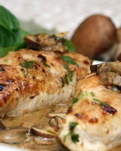 Куриные грудки с чесноком и грибами