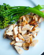 Куриные грудки с грибами