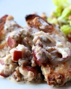 Куриные грудки в сливочном соусе с яблоками и орехами