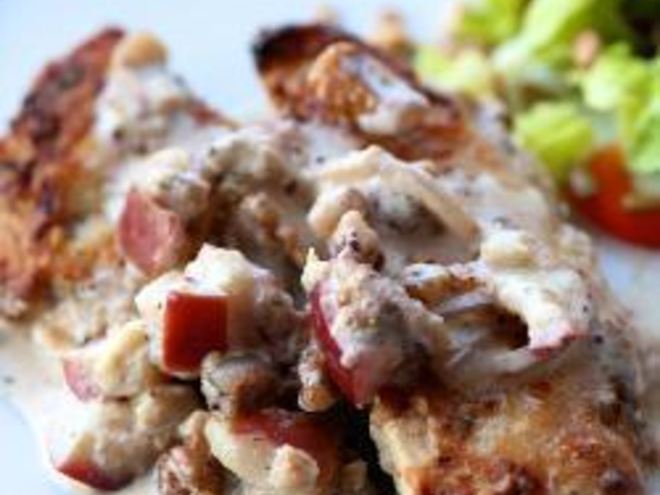 Рецепт куриных грудок в сливочном соусе с яблоками и орехами