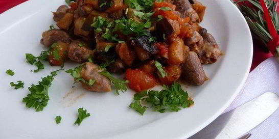 Куриные сердечки с баклажанами и сыром