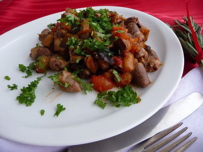 Рецепт куриных сердечек с баклажанами и сыром