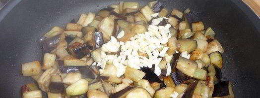 куриные сердечки с баклажанами и сыром. Шаг 3