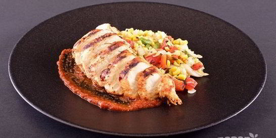 Курица на гриле с овощами и соусом барбекю