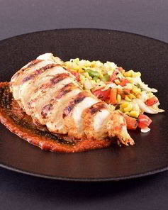 Курица на гриле с овощами и соусом барбекю