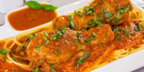 Курица, тушенная с помидорами