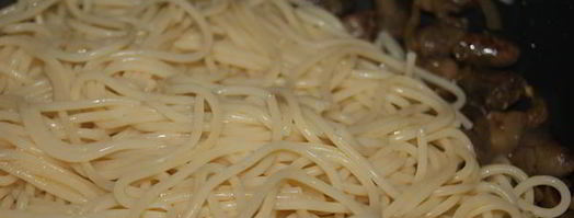 лапша с грибами и куриными сердечками. Шаг 5