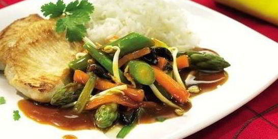 Медальоны из индейки со спаржей и овощами по-азиатски