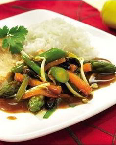 Медальоны из индейки со спаржей и овощами по-азиатски