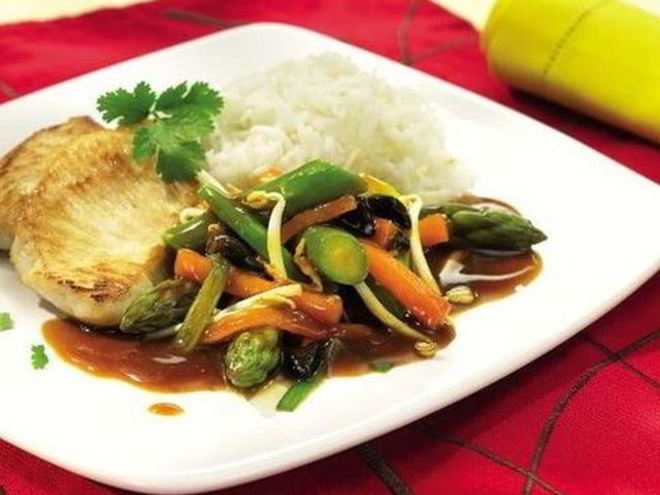 Рецепт медальонов из индейки со спаржей и овощами по-азиатски