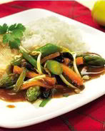 Медальоны из индейки со спаржей и овощами по-азиатски