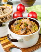 Мясо с грибами в соусе из паприки