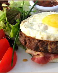 Рубленые бифштексы с деревенским яйцом