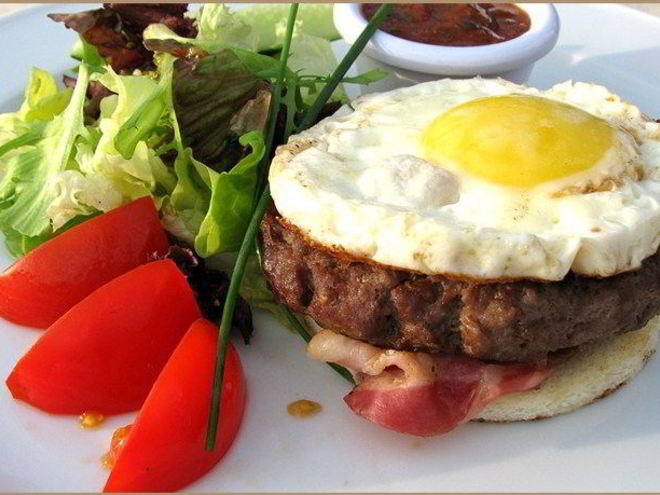Рецепт рубленых бифштексов с деревенским яйцом
