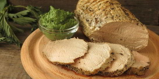 Сочная телятина с соусом из крапивы