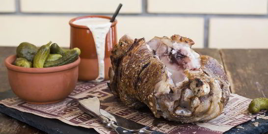 Свиная рулька на гриле для пивной вечеринки