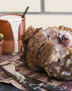 Свиная рулька на гриле для пивной вечеринки