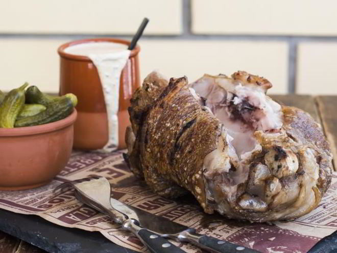 Рецепт свиной рульки на гриле для пивной вечеринки