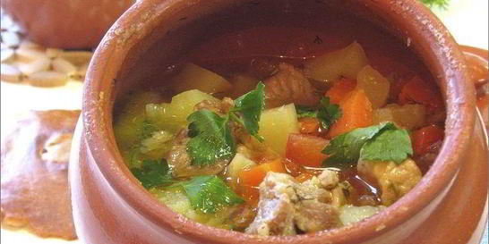 Свинина тушеная в горшочке