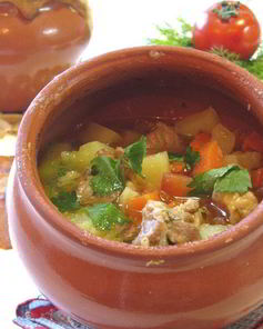 Свинина тушеная в горшочке