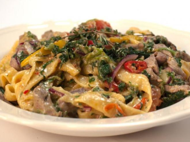 Рецепт свинины в сырном соусе с домашней лапшой