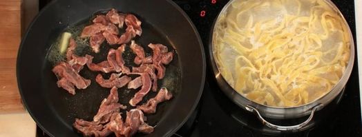 свинина в сырном соусе с домашней лапшой. Шаг 4