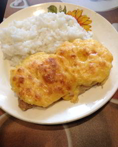 Свинина, запеченная с ананасами и сыром