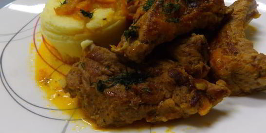 Свиные ребрышки, тушеные в мультиварке