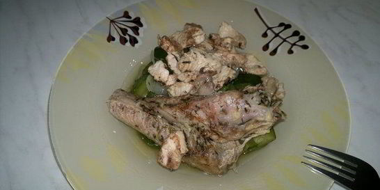 Утиное крыло и грудка индейки в горшке и цукини с луком