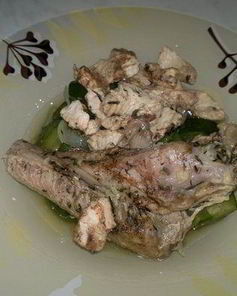 Утиное крыло и грудка индейки в горшке и цукини с луком