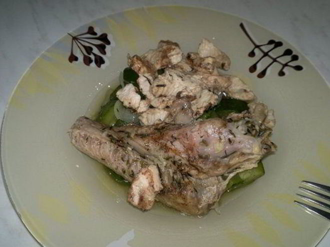 Рецепт утиного крыла и грудка индейки в горшке и цукини с луком