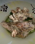 Утиное крыло и грудка индейки в горшке и цукини с луком