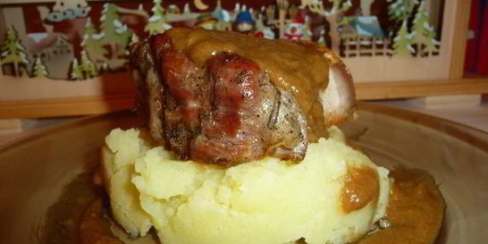 Запеченная свиная грудинка с коричневым соусом