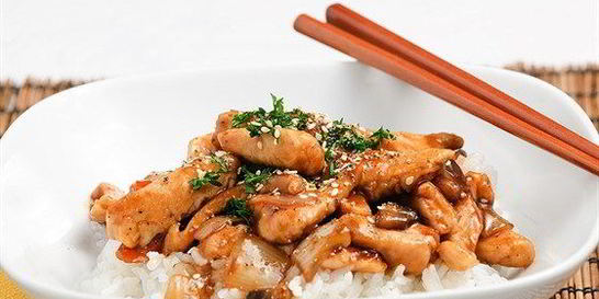 Жареная курица с устричным соусом и овощами