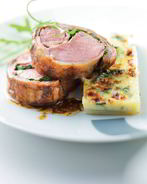 Жареное седло барашка под коркой из пряных трав